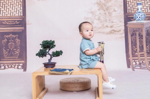 丰城宝宝边吃奶边挣扎烦躁